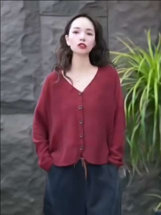 针织蝙蝠袖长袖V领短款吸汗毛衣,宽松提花时尚百搭显瘦洋气毛衣初秋一周不重样穿搭#早秋贵气感穿搭#早 秋冷洌又随性的气质穿搭#洋气减龄穿搭 #说好的随便穿穿去看秀