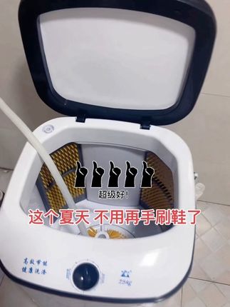 不用再手刷鞋了! 升级款的洗鞋机机身四周的毛刷都是做了加宽加大的 采用的都是尼龙软毛刷 洗鞋不伤鞋不变形的 操作起来简单又方便 黑白颜色的经典搭配 耐看好用还不过时哦#好物推荐🔥 #洗鞋机 #懒人必备