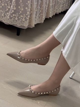 拒绝不了的铆钉平底鞋#平底鞋 #优雅气质 #哎呦喂你鞋真好看 #女鞋