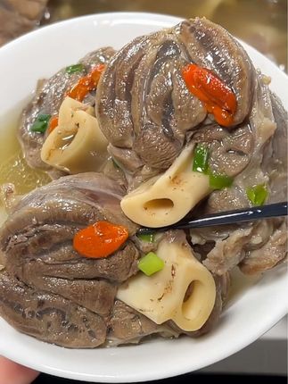 大口吃肉大口喝汤!这个羊小腿拿来红烧或清炖都很好吃#妈呀太香了 #羊小腿  #草原美食