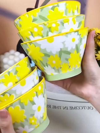 这个价到手6个这么好看的小雏菊米饭碗,是不是很划算,不烫手,也可以进微波炉 #清新小皱菊斗笠碗 #斗笠米饭碗 #陶瓷餐具#美观实用 #价格实惠质量好