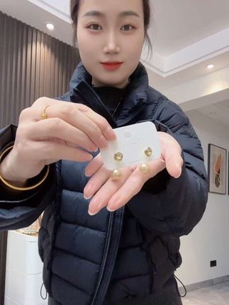 耳饰赛道文案素材 - 秋冬搭配怎么少的了香槟色珠珠方糖耳环,一款多种戴法,时尚百搭,日常通勤或者聚会都能轻松驾驭,高级感拉满#耳饰搭配 #时尚饰品 #配饰的重要性 #美出高级感 #秋冬穿搭 - 小余姐💓暖麻作品