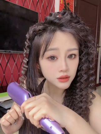 给你们推荐一款超棒的梵众9mm细羊毛蛋卷头卷发棒,它可是水波纹卷的神器哦!真的是懒人的福音!#卷发棒 #卷发神器