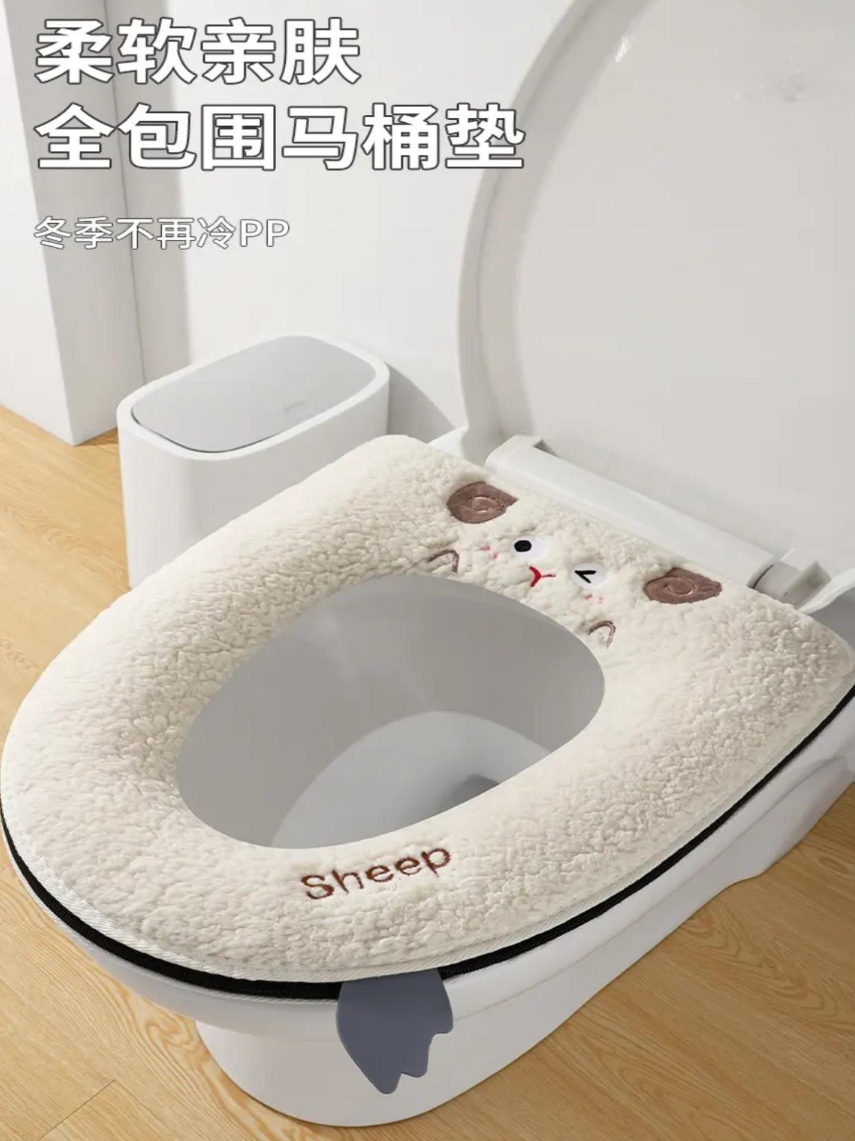 天气越来越冷了,赶紧给家里的马桶换上这种毛茸茸的马桶垫吧,坐上去软绵绵的,特别舒服,而且它还是全包围的设计,套上去非常牢固,不会乱窜,贴心的拉链设计,方便拆卸清洗,表面是柔软的毛绒材质,冬天再也不怕冰屁屁了啦#生活日用小神器 #提升幸福感好物 #家庭必备 ##极度舒适 #颜值高