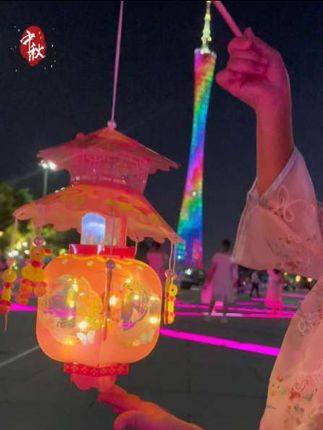 今年的中秋,一起来做个国风小灯笼吧!宝塔形状的灯笼非常别致,制作也很简单,只需要拼拼接接,一个好看的宝塔灯笼就完成了。提着亲手做的小灯笼,中秋氛围感瞬间拉满。#花灯 #灯笼 #中秋节 @巨量千川 @DOU+小助手