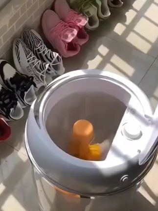 终于不用手洗鞋了吧,有了这个小米有品自动洗鞋机,你想怎么洗就怎么洗,脏鞋子进去新鞋子出来#小米有品洗自动洗鞋机#洗鞋机#全自动洗鞋机