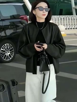 姐妹们,这套真的太显瘦了 它还是那种很高级的黑色复古外套,搭配宽松休闲的阔腿裤,一整个就是气场全开的感觉。不管是上班通勤还是日常逛街,穿起来都很合适,特别显瘦!如果你是微胖女生或者梨形身材,试试这种风格的衣服,真的特别好看#秋季穿搭 #显瘦穿搭#通勤搭配 #穿出高级感 #穿搭技巧