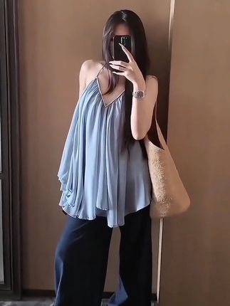 救命!这件挂脖吊带把韩系慵懒感焊在身上了 ,大V领+挂脖设计,藏肉又显锁骨杀🦋,宽松版型不挑身材,胖瘦穿都好看,面料软乎乎的,夏天穿也不闷汗💦,96元到手,100%好评+销量暴涨4倍不是吹的,搭牛仔裤、阔腿裤都能直接出片,已加选品车🚗 韩系女孩错过会拍大腿! ,#韩系穿搭 #吊带推荐 #夏季必备 #松弛感穿搭 #显瘦神器