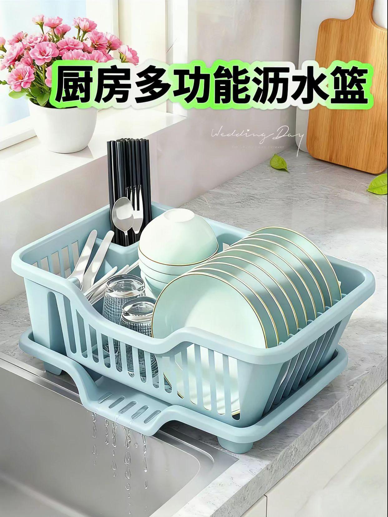 厨房多功能收纳沥水篮。宝子们谁懂啊~厨房碗碟洗完没地方搁,湿哒哒还特占空间,这款沥水碗盘架直接解决大难题~  它堪称厨房收纳小能手😊 能稳稳摆放碗盘、餐具,往水槽旁一放,洗完直接沥干水💦 把台面碗柜、碗筷收纳盒的功能融于一体,分类收纳特别清晰,找东西再也不用到处翻找。不管是大碗小碗、盘子勺子,还是各类餐具,都能整齐归位,让厨房台面瞬间整洁✨  不管你家厨房大还是小,它都能找到合适的摆放位置,化身收纳小达人✅ 材质结实耐用,承重力超强,稳稳托住你的餐具们。  别让厨房再乱糟糟啦!入手这个沥水碗盘架,打造整洁有序厨#沥水篮  #厨房收纳  #碗碟置物架 #厨房好物 #好物推荐🔥
