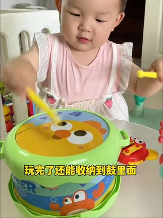 如果你家宝宝已经四个月以上了,那就赶紧给它安排这套早教乐器吧!宝宝天生就喜欢敲敲打打,这套乐器不仅能培养它的节奏乐感,还能锻炼手指灵活度,而且每个乐器都很安全,小巧玲珑,方便携带,无论是在家玩还是出门遛娃都特别合适。快给你家宝贝也买一套吧!#宝宝手拍鼓 #手拍鼓玩具 #宝宝乐器玩具 #儿童手拍鼓 #带娃日常
