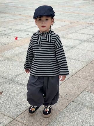 “如果明天你就长大很多 我会不会觉得不知所措” 简单的两句歌词 听着听着不知不觉就湿了眼眶 有时候希望你快点长大 那样我就自由了 有时候又希望你慢点长大 怕你长大了就不再需要妈妈了 有了孩子后发现 人一旦有了牵挂就再也没有了自由 不是被剥夺而是自愿放弃 那种不管孩子在不在身边都不轻松的感受 大概只有妈妈会懂…#我的女孩#带娃 #秋季穿搭