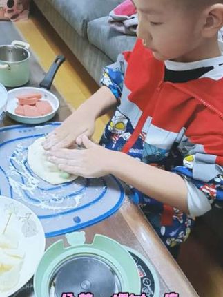也是吃上小孩哥做的晚餐了,本以为会翻车来着,没想到味道还真是不错呢#动手自己做美食 #迷你小厨房 #厨房玩具 #真煮迷你厨房 #小吃货的日常