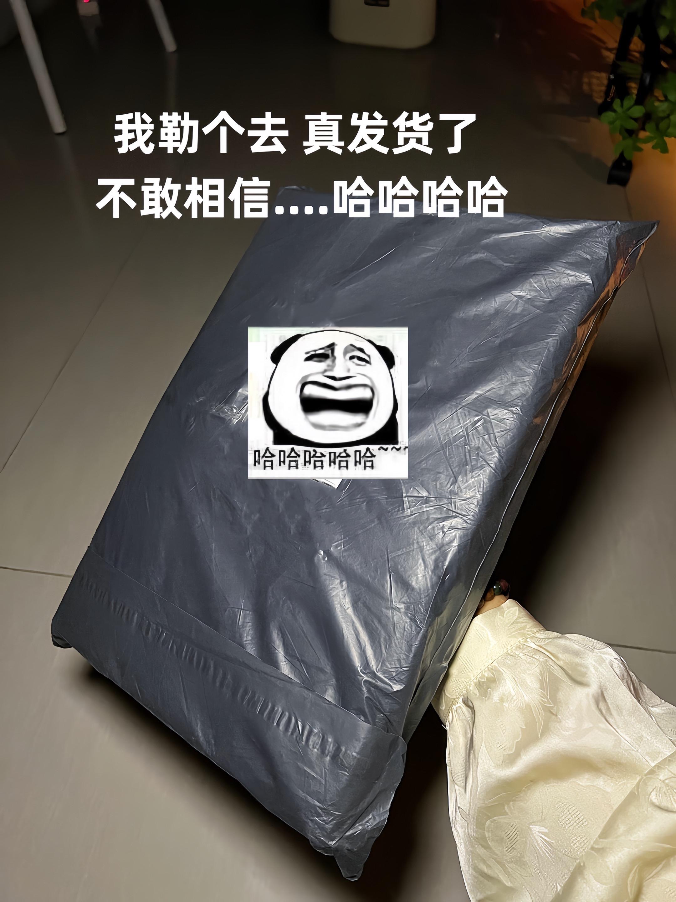 哈哈哈哈……维达山茶花手帕纸太绝了!价格跟白捡似的,谁能拒绝啊!还是超好闻的山茶花香,我们群里都薅到停不下来~纸张细腻又软乎,包装还戳中审美,精致大学生真的会爱!#维达山茶花手帕纸#超便宜超划算#手帕纸#维达纸巾 #薅羊毛的快乐