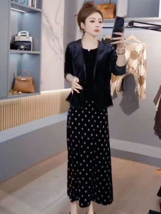 宝子们👀看过来!【青海湖畔】家出 2025 新款秋冬裙子啦👏!这条鱼尾裙自带显瘦效果,时尚感拉满💯,气质这块儿更是拿捏得稳稳的🤌。而且它是波点设计哦,超级百搭🥰,入手不亏! #时尚气质优雅高贵显瘦