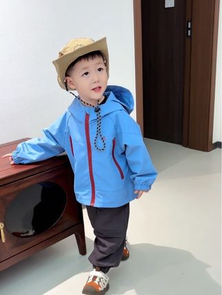 国庆  中秋出游怎么能少得了冲锋衣呢#高品质童装 #韩风童装男童 #儿童冲锋衣 #预制国庆出游穿搭 #奔向户外穿搭要帅