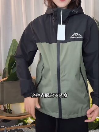 冲锋衣2025春秋季连帽夹克男 薄款运动休闲户外潮流防风防水外套#男女同款冲锋衣 #户外穿搭 #强烈推荐 #男女同款穿搭 #连帽薄款运动男女冲锋衣