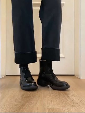 一脚蹬穿搭好方便,有单里,加绒可选,通勤休闲巨#百搭鞋子 ,肉眼可见的#高品质 ,一整个#爱了爱了 ,黑色#好穿又好搭 #哎呦喂你鞋真好看