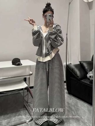 宝子们!挖到超绝的条纹套装了!连帽卫衣摸起来软乎乎的,贴身穿超舒服,经典条纹还不挑人;搭配的阔腿裤垂感超棒,高腰设计一穿就显腿长,走路都带风#条纹控看过来 #慵懒风穿搭 #显高显瘦显腿长 #减龄穿搭