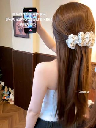 波点ins香蕉发夹轻松get韩系氛围感发型!云朵泡泡的设计上头真的巨显发量!随手一夹都很有氛围感!#时尚饰品 #头饰发饰 #网红发饰 #香蕉夹