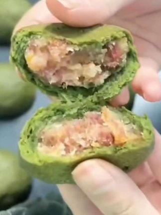 这个抹茶云腿月饼混着云南火腿,咸香混着抹茶香,口感真的很丰富,好吃到停不下来 #贵茶#抹茶#云腿月饼#这也太好吃了#快来一起尝个鲜