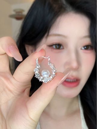 这个碎银珍珠耳饰我真的永远带不腻诶,时尚经典百搭 #时尚饰品 #配饰的重要性 #美出高级感 #耳钉 #耳环