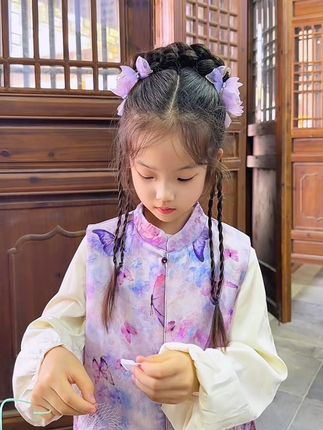 “美学尽头是国风,国风尽头是新中式,你可以永远相信独属于中国人浪漫的审美”#国风古韵 #生女儿就是用来打扮的 #新中式穿搭 #新中式发饰