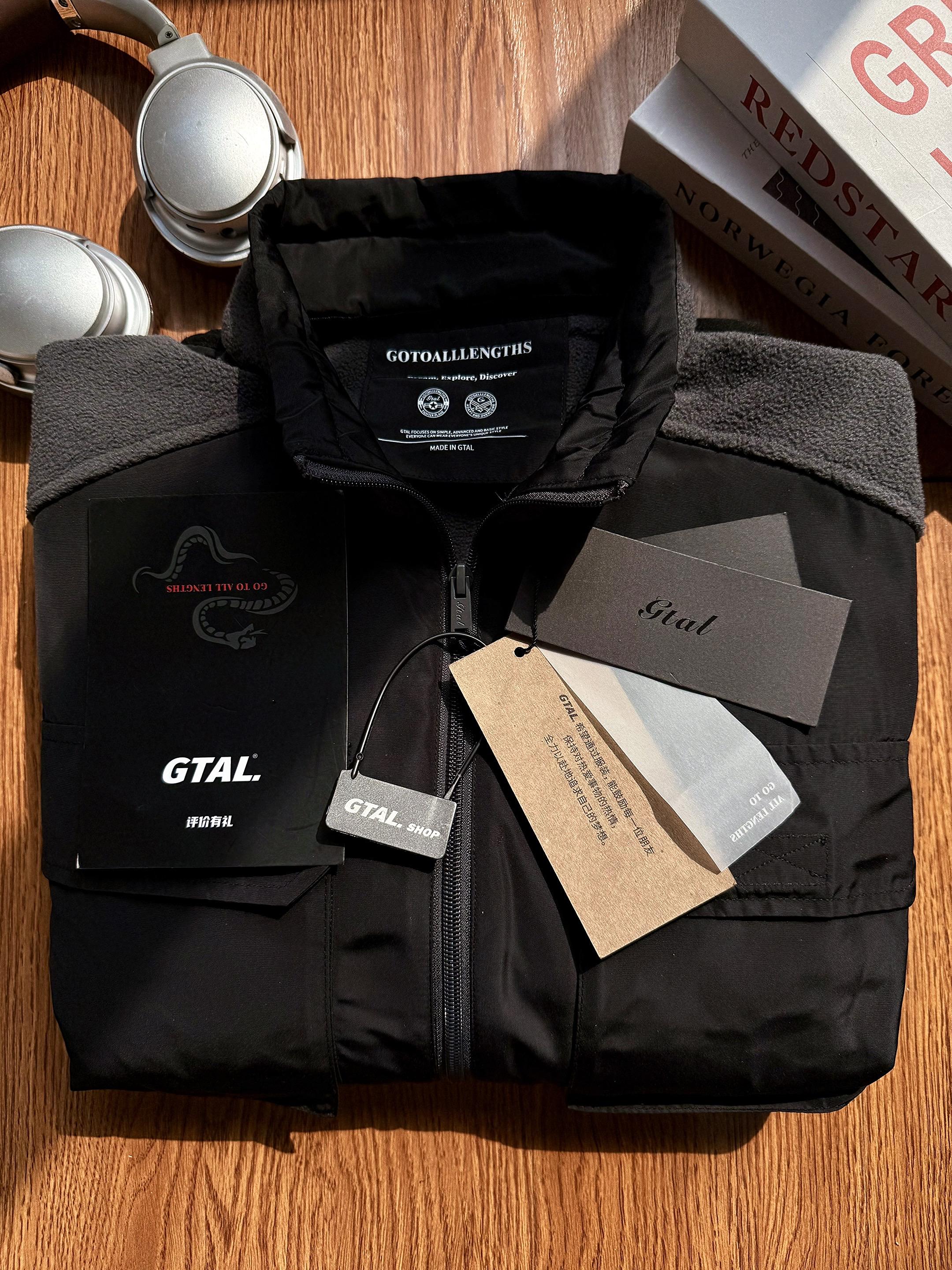 GTAL秋冬摇粒绒夹克!有风度有温度!摇粒绒设计亲肤舒适又保暖!GTAL还得是你啊!穿着板正又百搭!黑色设计彰显高级感!来学穿搭了兄弟们!#舒适百搭 #夹克外套 #秋冬季穿搭作业 #男生穿搭 #ootd穿搭