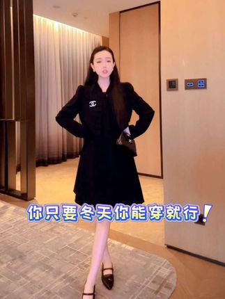 斗篷系带连衣裙:秋风起时,让这款斗篷系带连衣裙承包你的优雅与温暖。挺括斗篷设计修饰肩颈线条,随风扬起时自带灵动气场;腰间可调节系带勾勒曼妙腰线,收放间尽显法式浪漫。精选垂坠面料柔软亲肤,经典纯色适配通勤约会等多场景,搭配长靴或踝靴皆能轻松出片,解锁秋日穿搭的万种可能。#连衣裙穿搭 #高级感穿搭 #显瘦显高显腿长 #变美变瘦变好看 #气质这一块拿捏死死的