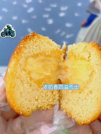 #dou上热门 #抖音美食推荐官 #零食推荐 #早餐 一口爆浆!绵密#蛋黄派 蓬松蛋糕体裹着丝滑蛋黄芯,一口咬下满是香甜,早餐配咖啡,午后当茶点,随时随地给味蕾充能,饿了馋了来一个超满足,宝子们赶紧囤起来!