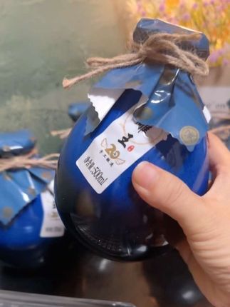 绍兴本地古法酿就的黄酒,整箱6瓶贴心搭配,日常饮用或分享都方便。 酒液澄澈透亮,开瓶即闻清雅酒香。入口绵柔温润,余韵带着粮食的本真香气。不管是配江南腌笃鲜、醉蟹,还是独酌小饮,都能品出地道绍兴味,整箱囤着,随时能享这份醇厚。#绍兴花雕酒#绍兴#花雕酒#好喝不贵 #送礼佳品