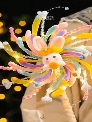 风车转动起来的那一刻真的超治愈,中秋氛围感满满!今年的中秋,来做一个不一样的风车吧!#创意手工 #手工花制作 #中秋节灯笼手工