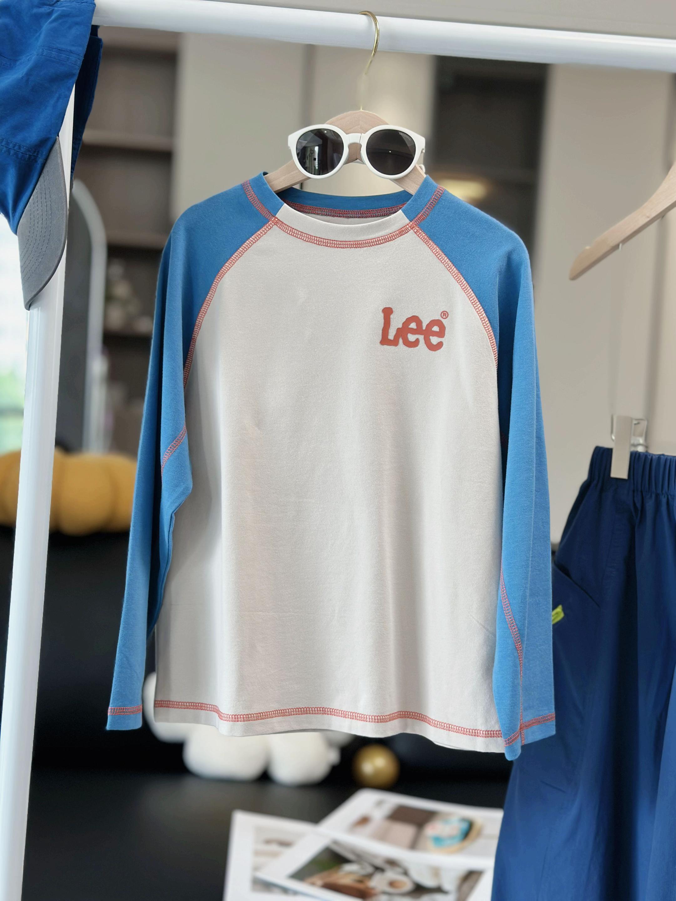 天冷了快给宝贝准备一件Lee的儿童长袖t恤吧!它是撞色的设计,非常的洋气,而且面料柔软舒适,穿上特别的舒服自在!无论是外穿还是内搭都很合适哦。它不仅时尚百搭,还很亲肤透气,让孩子一整天都感到轻松愉悦! #品牌童装 #这也太好看了 #儿童长袖T恤 #儿童长袖 #Lee儿童