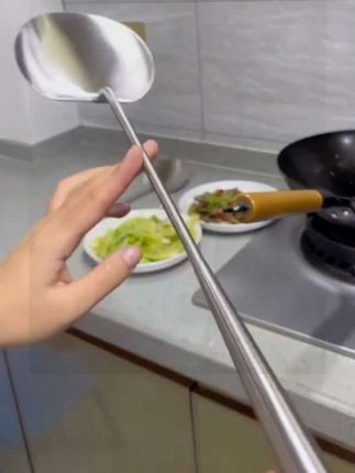 #它是三零四不锈钢一体成型,它可以盛汤,还可以炒菜,特别是这种铲头的设计,是不容易伤到我们的锅的,非常好用