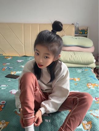 再有几年我俩都可以穿一样码的衣服鞋子了,孩子的衣服一年一买就行#保暖裤儿童 #儿童保暖裤秋冬 #宝妈分享