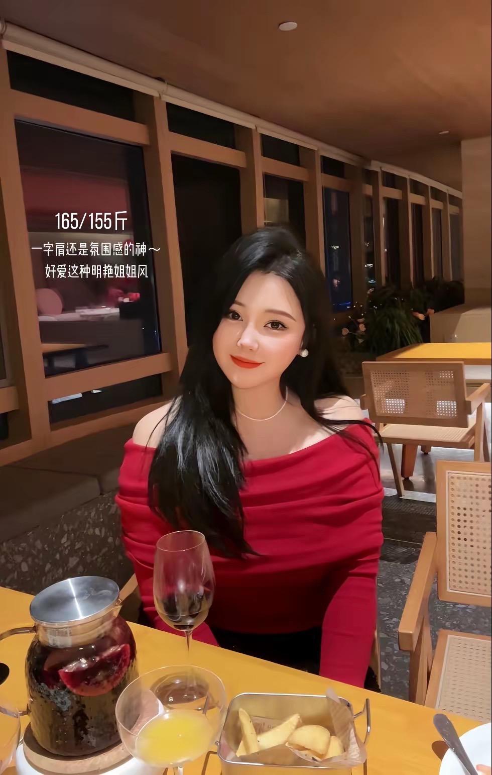 性感不是穿的少 而是看你的眼神刚刚好。#女人味十足 #36岁 #苹果型身材