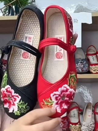 新款老北京软底软面绣花妈码单鞋布鞋#时尚穿搭 #老北京绣花鞋#脚宽脚胖都好穿 #上脚舒适不累脚