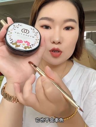 这个#口红刷 真的巨好用,涂口红均匀服帖 唇形也涂的更加漂亮精致了#唇刷 #唇刷涂口红 #口红刷推荐 #化妆刷