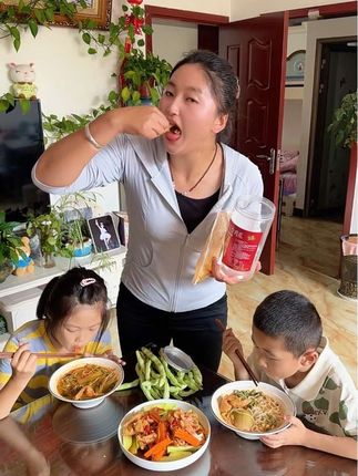 家人们:这个鸡脚真的太板扎了,你们放心的去下