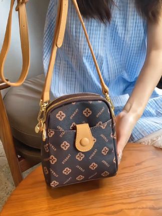 星期六包包女款手机包时尚百搭斜挎小包送女友老婆#百搭包包 #时尚美包 #手机包#斜挎手机包 包