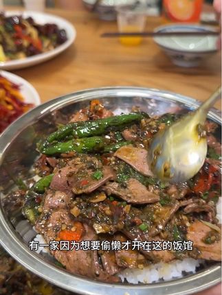 在重庆桥底下偷懒的小饭店 大锅现炒的香气把桥上的人都勾了过来#炒菜#锅气#重庆#川菜#沉浸式体验后厨现炒锅气