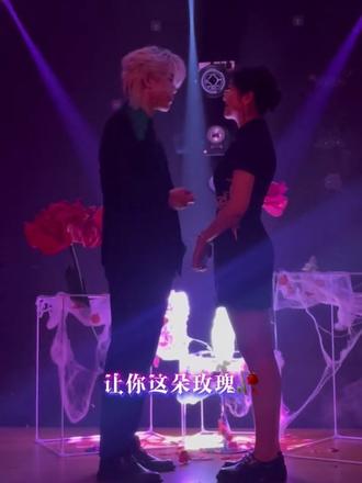 剧本杀《暗夜将至》白宰勋对孙宥珍深情告白 💕 “玫瑰”🥀 本质上就是一个缺爱+患得患失的女孩子。宥真我的人生中,充满了欺骗,但是我又很感性,所以经常清醒着沉沦的时候就会异常痛苦…
韩索的风很冷,韩索的夜很黑,可我抬眸,总会看到黑夜中的有个身影,好像发着光一样,朝我伸出手,哪怕拉住的是我的怀疑,是我的猜忌,是我的恨。
我恨过你。恨你把我当武器,恨你把爱当筹码,恨你在我动心时推开我,在我沦陷时远离我,在我以为能与你并肩时,给我最残忍的结局。恨你让我清醒地看着自己沉沦,一面告诫自己不要沉溺,一面越陷越深。
我恨你,但是我无法欺骗自己,即便我只是你的一把🗡️,即便我不是你的玫瑰,我也无法说出那句“我不爱你”。🖤
#剧本杀 #暗夜将至 #爱情 #原创视频 #原创