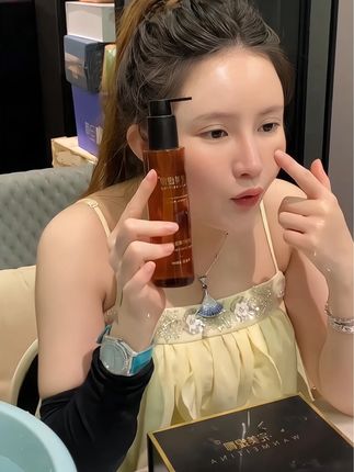 还有谁存在卸妆盲区,皮肤越卸越烂的!用上这款养肤级的卸妆油,以油溶油,呵护肌肤,卸掉假睫毛眼影粉底液,所有底妆通通卸干净,而且不伤肤还养护肌肤#娜姐呀❗ #卸妆油