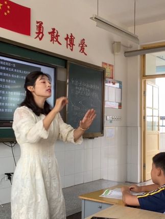 唱!大声唱吧孩子们,唱出心中苦闷,唱散全身压力,用音乐治愈每颗幼小的心灵🫶🫶🫶#野心家 #翻唱#原声 #师生日常 #童声