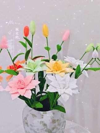 盛开的百合花 你恰好盛开 我刚好路过 你赠我满心欢喜 我记录下你的美丽#毛线钩织 #我的手工作品 #爱手工爱生活 #好看的花一定分享给你
