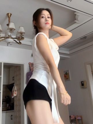 最近舞慌 随便整一个😜#抖音舞蹈 #80后老阿姨