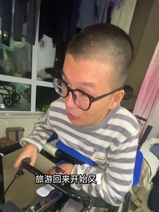 渐冻症发展每一个阶段都会给你信号的,这3年多想的时间真的不知道我们是怎么熬过来的,我知道后面可能会更难,但我从来没有选择过要放弃,把最难的时候挺过来了,往后余生都是平坦,加油吧,战友们#渐冻症#