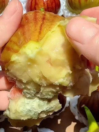 软糯香甜的红皮无花果,就特别适合女孩子和孕妈妈来吃!#无花果 #新鲜应季水果 #软糯香甜 #女生必备 #好吃到停不下来