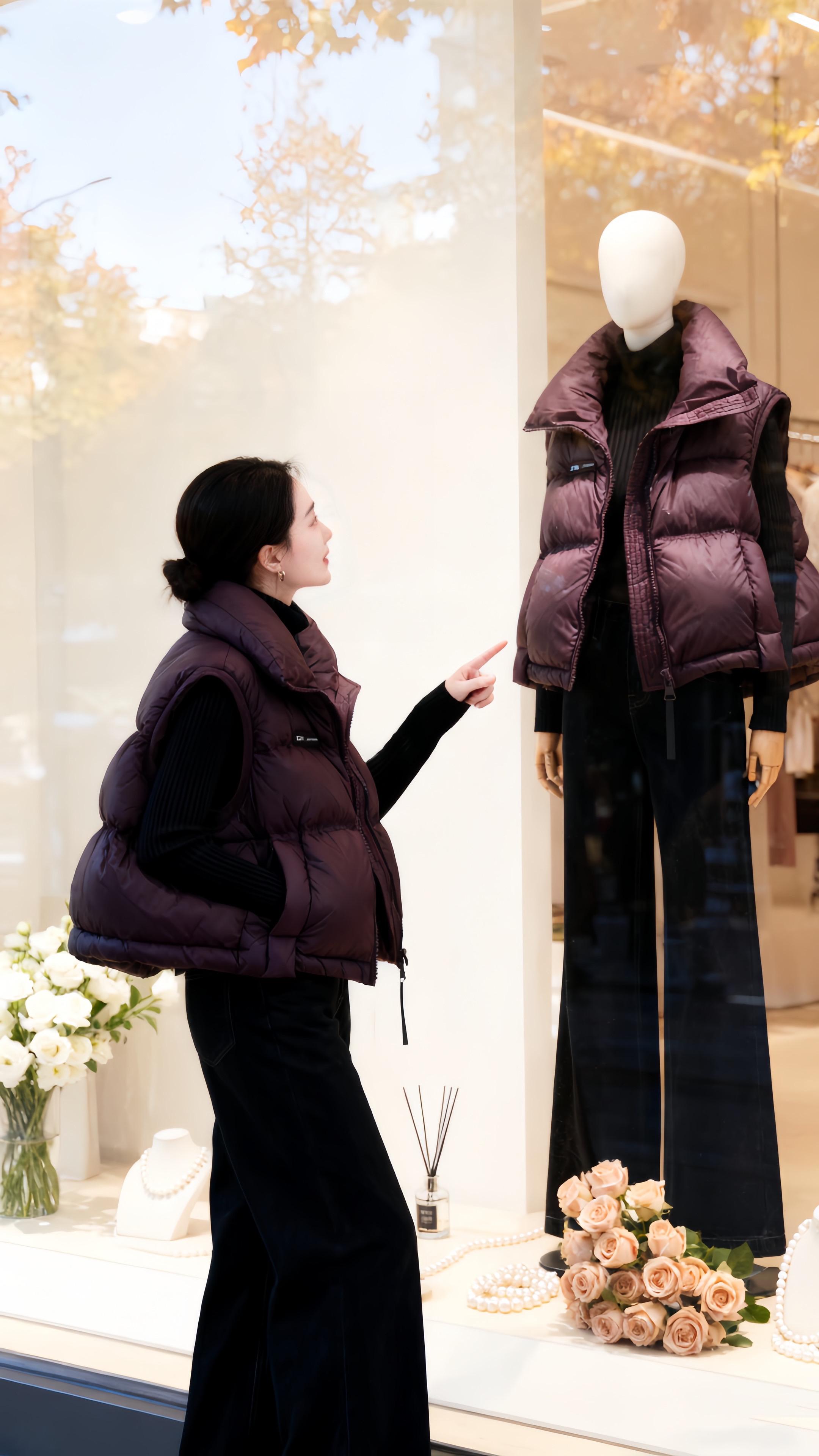 姐妹们今年就流行穿这种九十白鸭绒马甲,它不仅好看,还特别暖和,穿上就像裹了一层羽绒被一样。超级舒服,而且它的版型很时髦,是那种宽松的休闲款式,不管是配卫衣还是毛衣都超搭,尤其是这个立领的设计,简直太棒了,既能防风又能显气质,喜欢的朋友赶紧入手吧!#秋冬穿搭 #时尚百搭 #大码女装 #遮肉显瘦遮肉减龄 #羽绒马甲 @抖加🔥上热门🔥dou+🔥热点宝