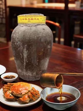 【🍶48斤巨坛花雕|9年陈酿|绍兴老酒的终极收藏款】 💫一坛封存9年时光的绍兴精髓! 48斤巨坛装,24L容量,正宗糯米黄酒 低糖干型配方,醇厚不腻,陈香突出 传统坛藏工艺,每一滴都是时间沉淀的柔顺 🔥开坛即闻香:焦糖香、糯米香、陈酒香层层绽放 ✅干型口感:低糖配方,入口绵柔,回味清爽 ✅宴客收藏两相宜:婚宴寿礼、节日赠礼、老酒收藏首选 ✅一坛尽兴:家庭聚会、酒友品鉴,畅饮不心疼 📦古法陶坛封装,配专用酒提 自饮珍藏或赠送懂酒之人,都是品味之选! (未成年人禁止饮酒) #绍兴黄酒 #老酒收藏 #花雕酒 #宅家微醺时刻