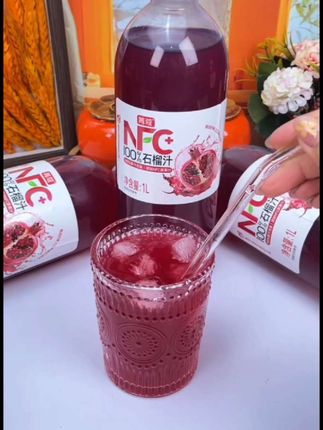 #石榴汁 #快来一起尝个鲜 选用新鲜成熟的石榴榨汁,酸酸甜甜的,就像石榴在嘴里爆汁的感觉,超级好喝#夏日饮品 #仙女必备  #超便宜超划算